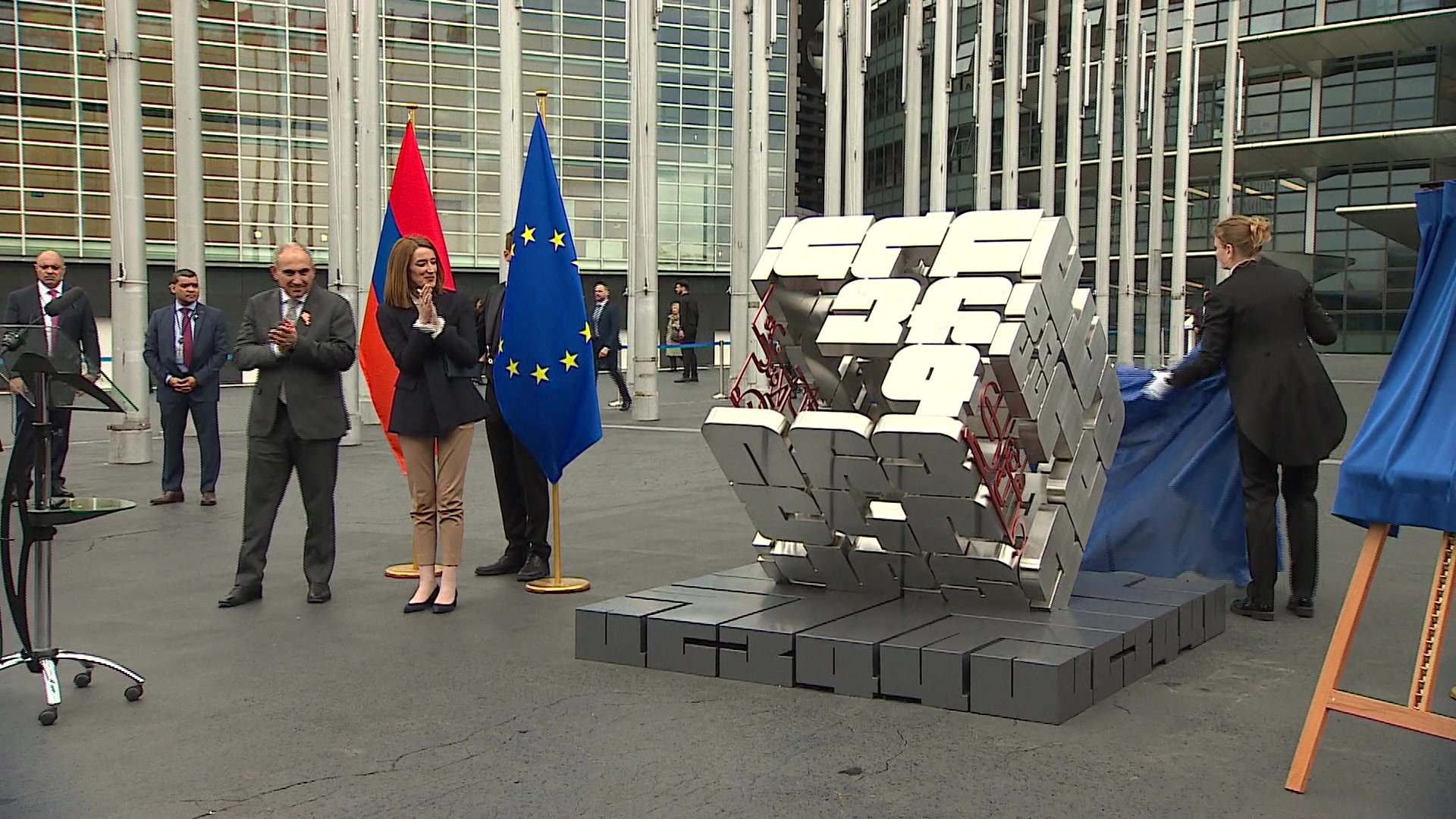 Roberta METSOLA, EP President and Nikol PASHINYAN, Armenian Prime Minister, inaugurate a statue in front of the EP in Strasbourg: extracts from the event